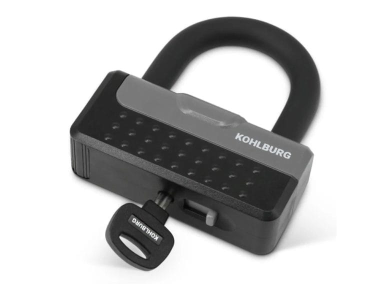 Schwarz-graues Kohlburg-Vorhängeschloss mit eingestecktem Schlüssel auf weißem Hintergrund.