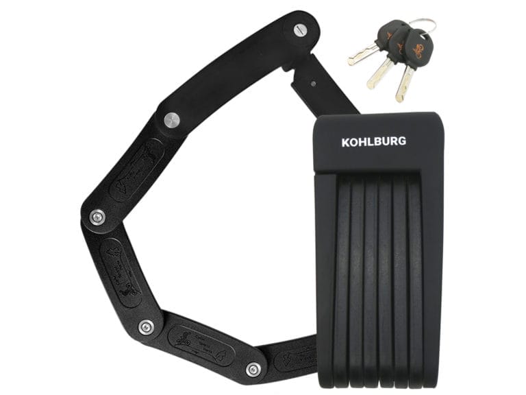 Leichtes & kleines Faltschloss "Zürich": Schwarzes Faltschloss mit KOHLBURG-Branding und zwei silbernen Schlüsseln mit schwarzen Köpfen, abgebildet auf weißem Grund.
