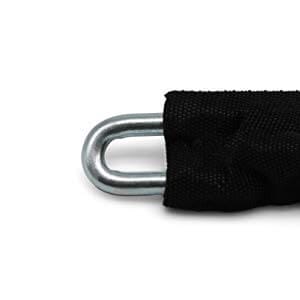 Ein Langes Kettenschloss mit Zahlenkombination "Oslo": eine Metallschlaufe, die teilweise mit schwarzem Stoff umwickelt ist und eine erhöhte Sicherheit bietet, wie sie in Oslo üblich ist.