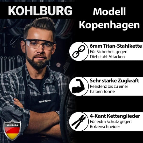 Ein Mann in einer Werkstatt trägt Schutzbrille und Schürze und präsentiert das robuste Langes Kettenschloss mit Zuklick-Mechanismus "Kopenhagen" mit hervorgehobenen Merkmalen.