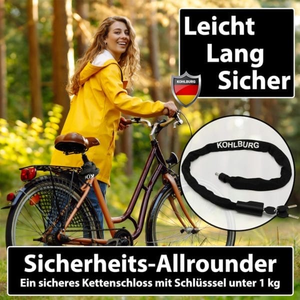 Lächelnde Frau in gelbem Regenmantel geht mit dem Fahrrad im Park spazieren; Einsatz zeigt KOHLBURG langes Kettenschloss mit Zuklick-Mechanismus "Kopenhagen" mit Schlüssel.