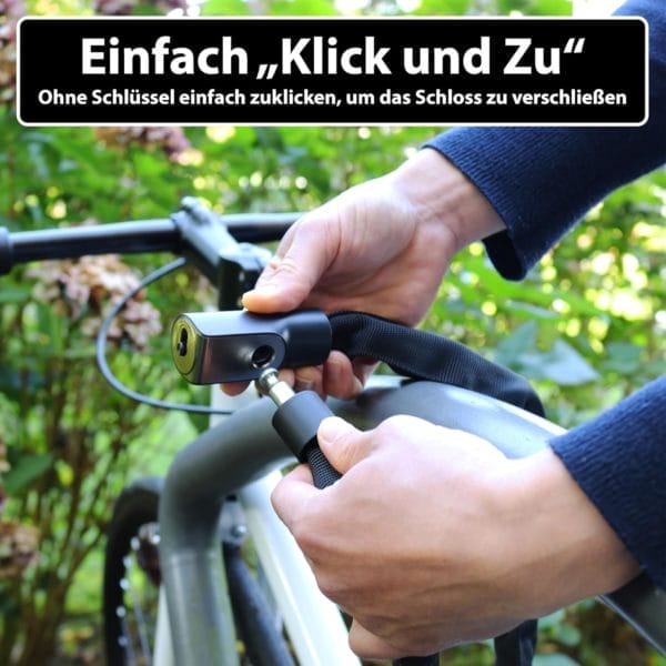 Hände sichern ein Langes Kettenschloss mit Zuklick-Mechanismus "Kopenhagen" mit dem Text: "Einfach Klick und Zu" über dem Fahrradlenker.