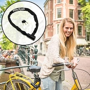 Lächelnde Frau mit gelbem Fahrrad; Einsatz zeigt das KOHLBURG lange Kettenschloss mit Zuklick-Mechanismus "Kopenhagen" und Schlüssel.