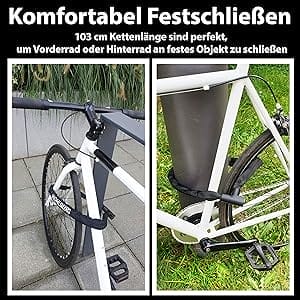 Ein weißes Fahrrad ist mit dem langen Kettenschloss mit Zuklick-Mechanismus "Kopenhagen" an einem Pfosten und einer Mülltonne befestigt, wobei die sichere Verriegelung mit deutschem Text gezeigt wird.