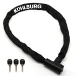 Ein schwarzes KOHLBURG Langes Kettenschloss "Kopenhagen" mit Kettenabdeckung und drei nebeneinander liegenden Schlüsseln.