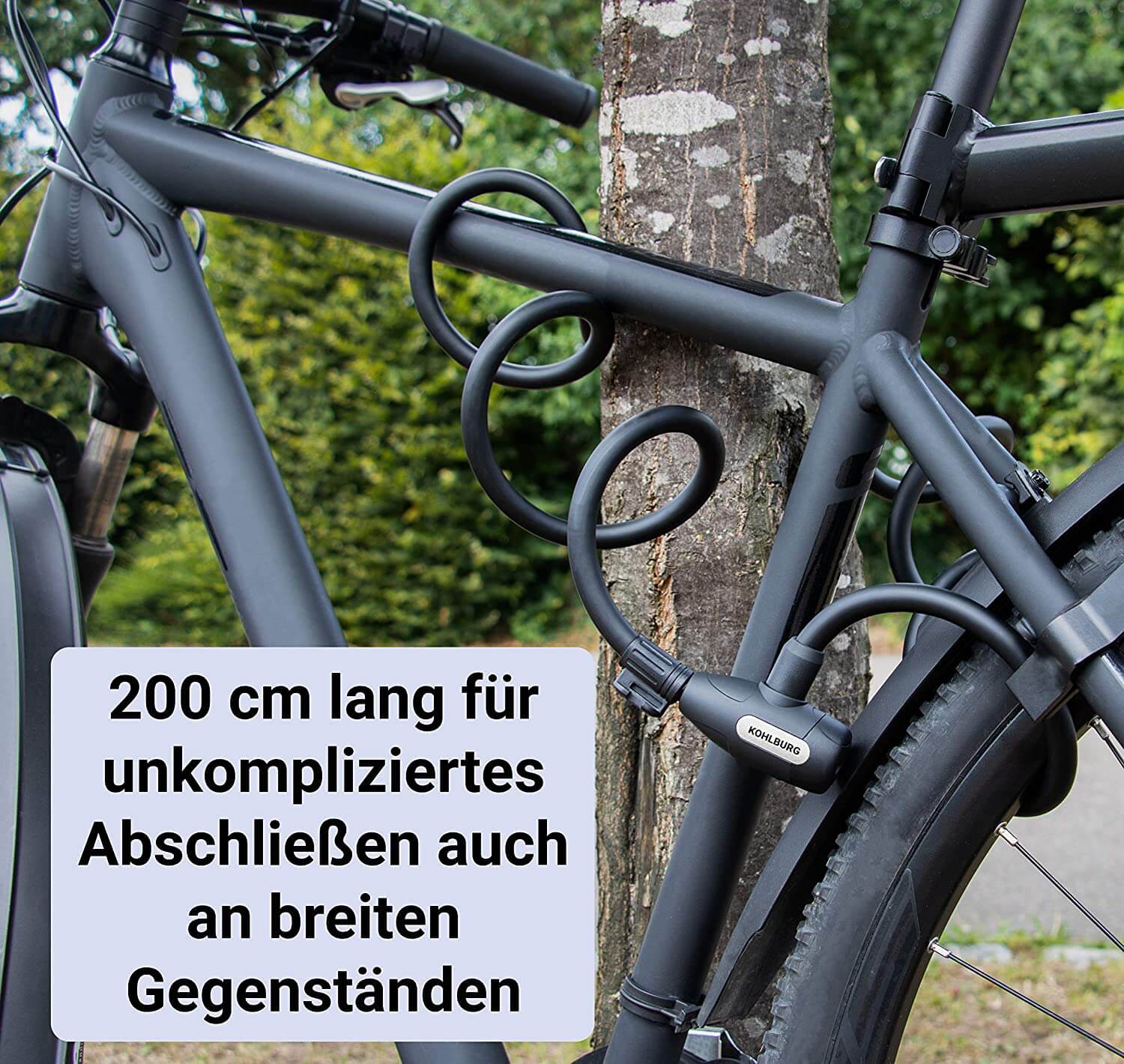 Ein schwarzes Fahrrad, das mit dem "Paris" langen Kabelschloss mit Zuklick-Mechanismus gesichert ist; der deutsche Text hebt seine 200 cm Länge für eine bequeme Nutzung hervor.