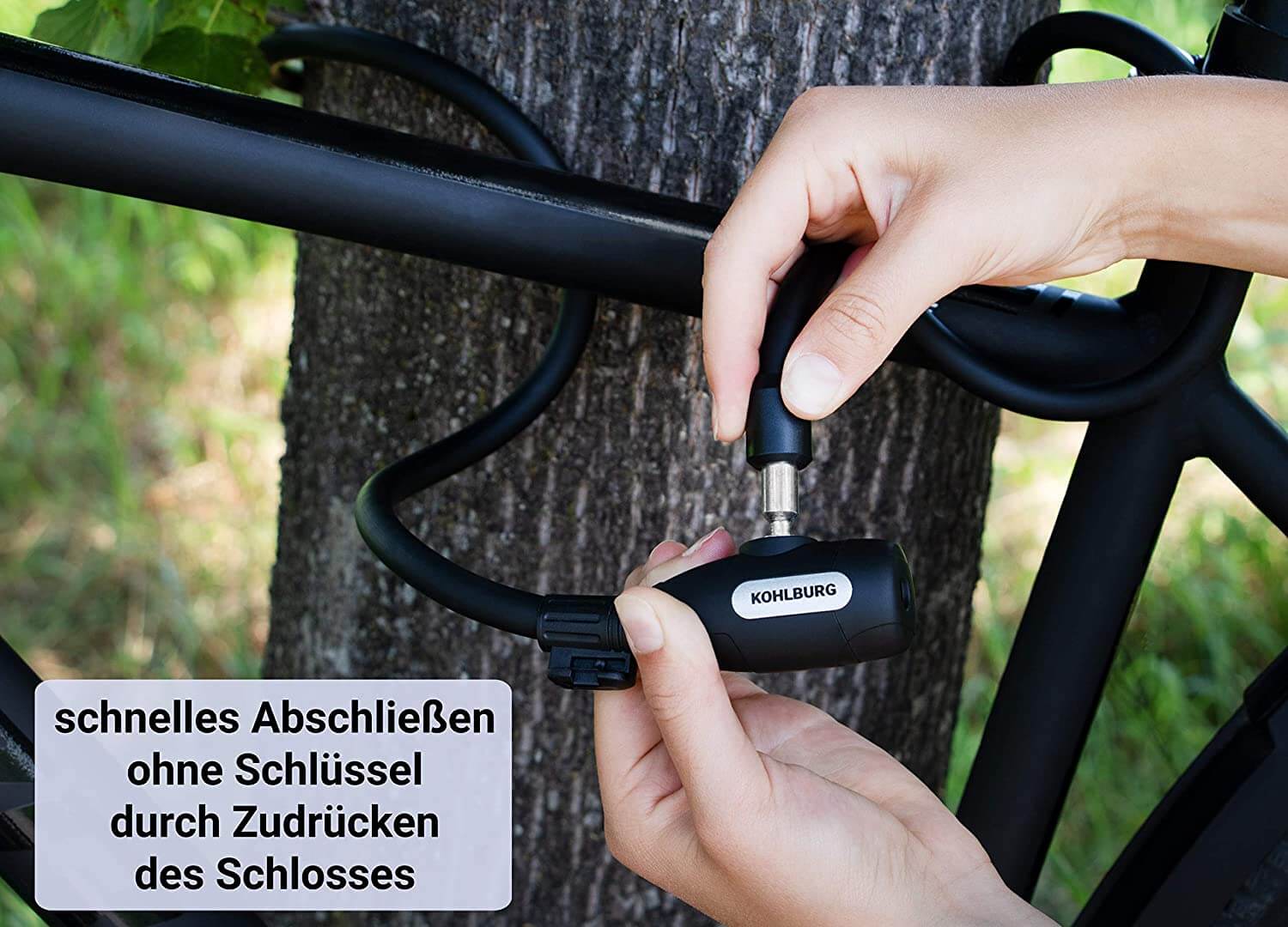 Hände, die ein Fahrrad mit dem schlüssellosen Langes Kabelschloss mit Zuklick-Mechanismus "Paris" an einem Pfosten befestigen; deutsche Anleitung im Rahmen sichtbar.