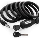 Aufgespultes schwarzes Fahrradschloss mit zwei Schlüsseln, mit dem Produktnamen "Langes Kabelschloss mit Zuklick-Mechanismus 'Paris'" auf dem Schlossmechanismus.