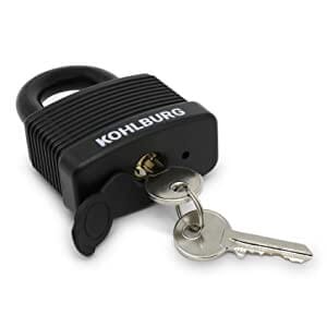 Das KOHLBURG Kabelschloss "Athen" verfügt über ein schwarzes Vorhängeschloss mit zwei eingesteckten silbernen Schlüsseln und einer Schutzabdeckung über dem Schlüsselloch sowie einem stabilen Stahlkabel für sicheren Verschluss.