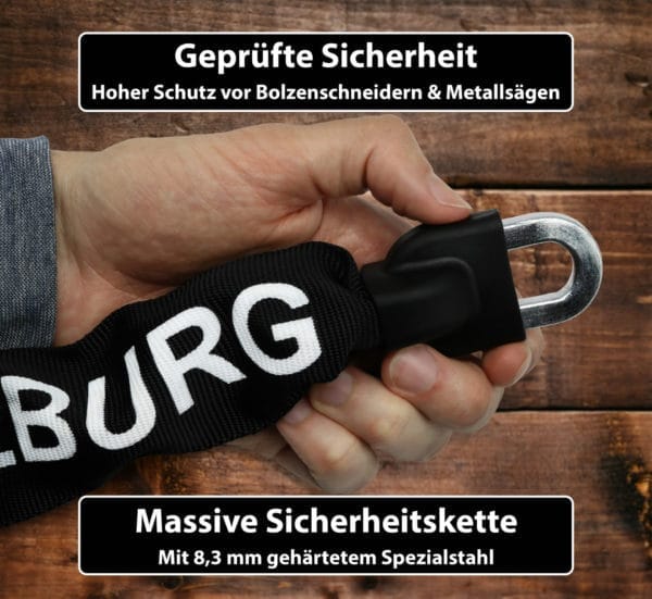 Hand hält das extra-lange Sicherheits-Kettenschloss "Helsinki" mit dem Aufdruck "Geprüfte Sicherheit" und "Massive Sicherheitskette".