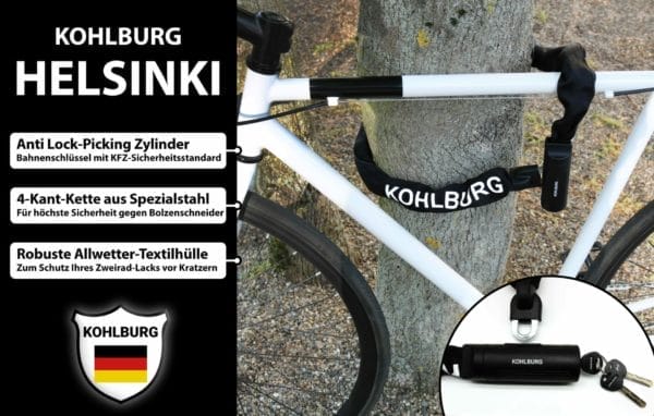 Ein Extra-langes Sicherheits-Kettenschloss "Helsinki" sichert ein weißes Fahrrad an einem Pfosten; Produktmerkmale und Logo sind sichtbar.
