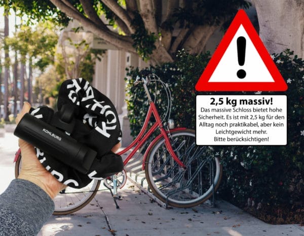Eine Hand hält das Extra-lange Sicherheits-Kettenschloss "Helsinki", das ein rotes Fahrrad sichert; ein Warnschild weist darauf hin, dass das Schloss 2,5 kg wiegt.