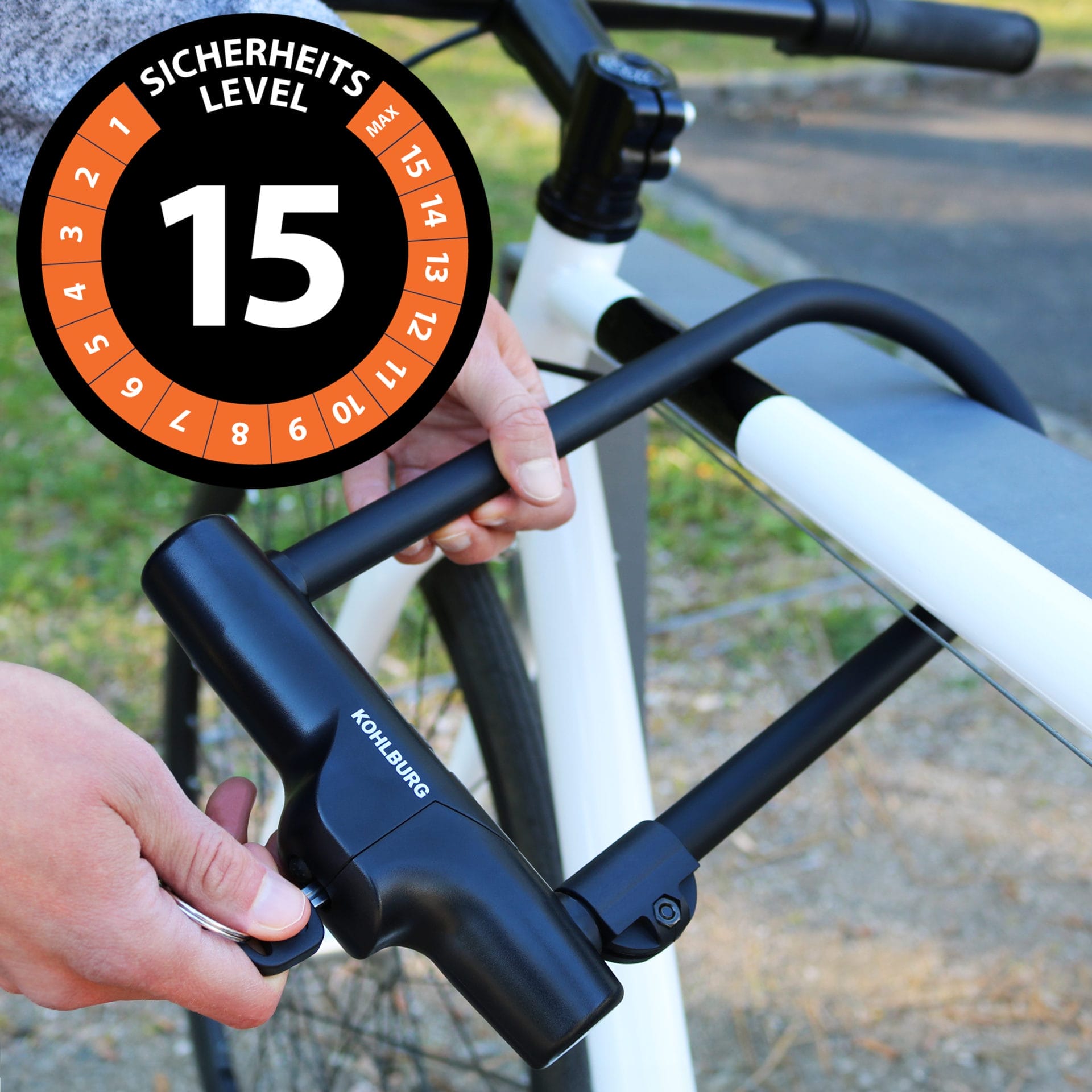 Eine Person schließt ein weißes Fahrrad mit dem Sicherheits-Bügelschloss "Novosibirsk" inkl. Sicherheitskabel; in der Ecke erscheint ein Abzeichen der Sicherheitsstufe 15.