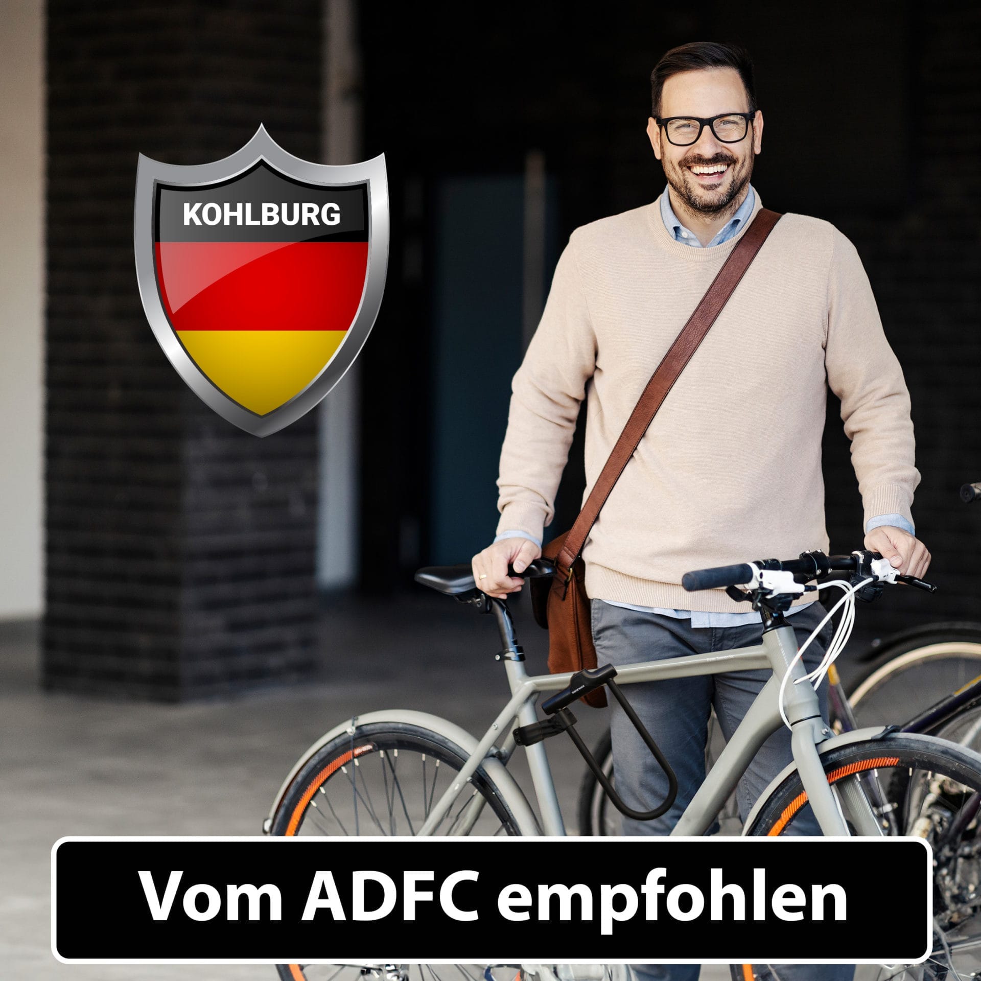 Lächelnder Mann steht mit einem Fahrrad; "Kohlburg"-Schild, "Vom ADFC empfohlen", und Sicherheits-Bügelschloss "Novosibirsk" inkl. Sicherheitskabel Text sind sichtbar.