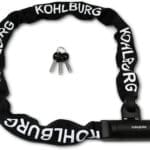 Das schwarze Extra-lange Sicherheits-Kettenschloss "Helsinki" von KOHLBURG mit Schlüsseln ist in der Mitte auf weißem Hintergrund platziert.