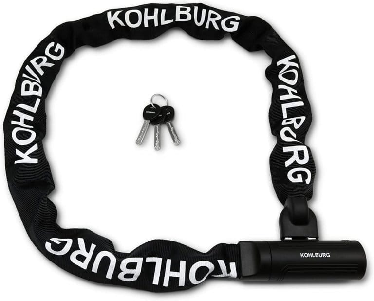 Das schwarze Extra-lange Sicherheits-Kettenschloss "Helsinki" von KOHLBURG mit Schlüsseln ist in der Mitte auf weißem Hintergrund platziert.