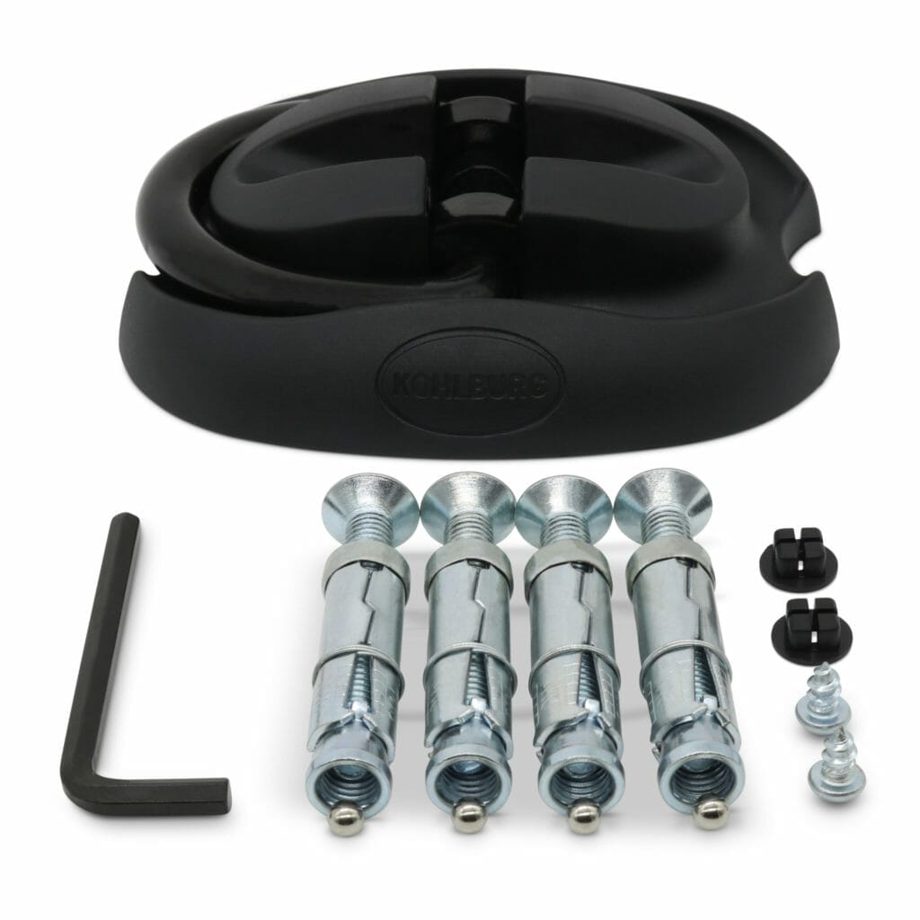 Sicherheits-Bodenanker "London" in Schwarz inklusive Bolzen, Schrauben, Kappen und Inbusschlüssel auf weißem Hintergrund angeordnet.