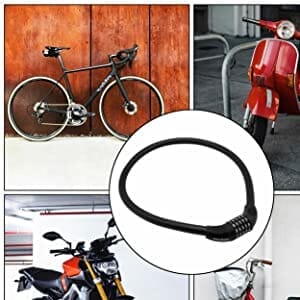 Das Langes massives Kabelschloss mit Zahlenkombination "Bordeaux" in Schwarz wird gemeinsam mit einem Fahrrad, einem Roller und einem Motorrad im Hintergrund präsentiert.