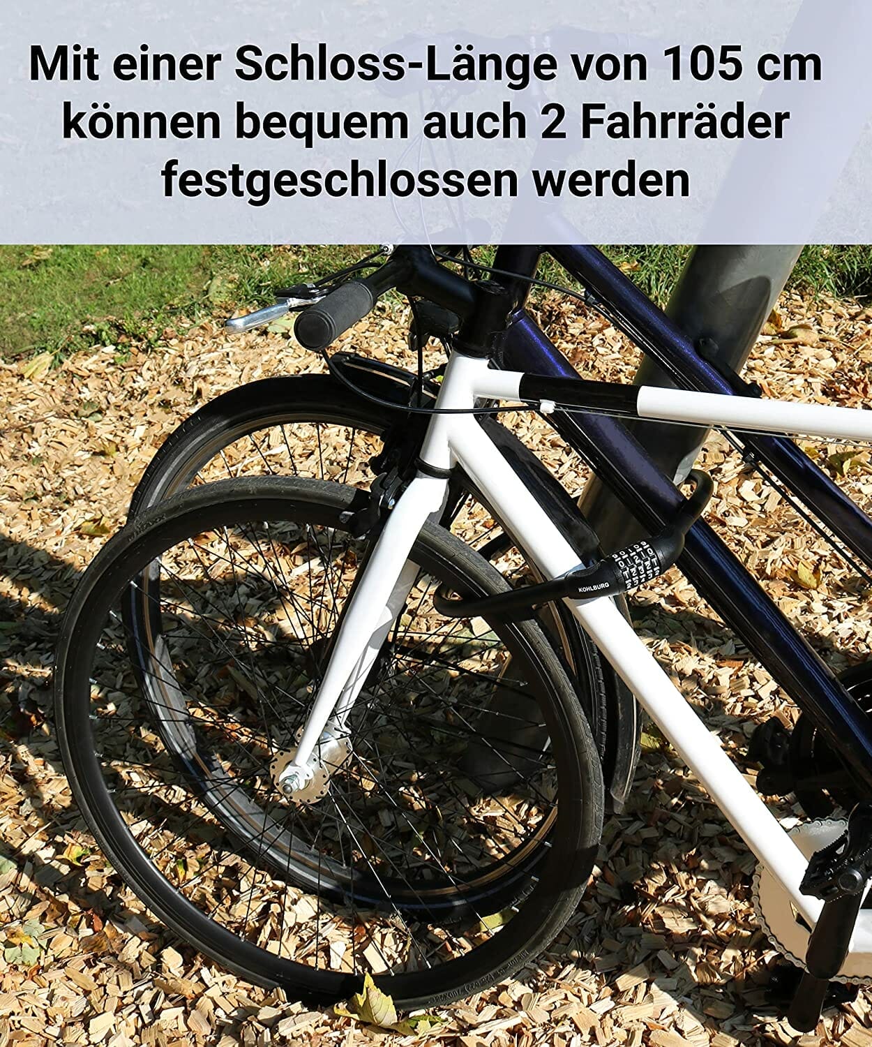 Zwei mit dem Langes massives Kabelschloss mit Zahlenkombination "Bordeaux" gesicherte Fahrräder ruhen auf trockenen Blättern im Sonnenlicht.