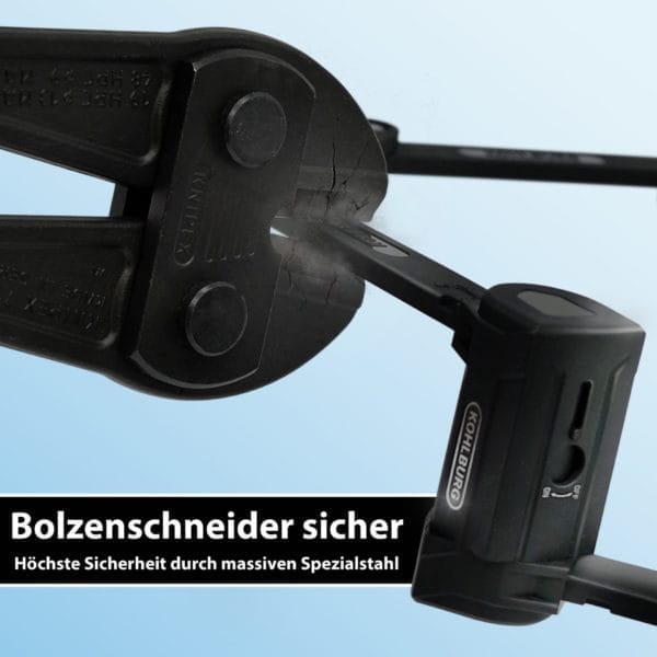 Nahaufnahme des Langes Premium Schlüssel-Faltschlosses "Rom" beim Schneiden mit einem Bolzenschneider, der den in Deutschland entwickelten Hochsicherheitsstahl hervorhebt.