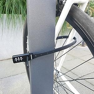 Das extrem leichte Zahlenschloss "Valencia" sichert ein Fahrrad an einem Metallpfosten auf dem Gehweg.
