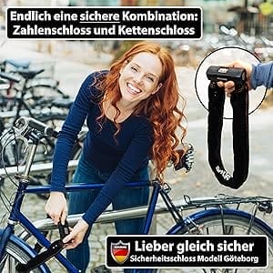Eine lächelnde Frau sichert ihr Fahrrad auf einer Stadtstraße mit dem 110 cm langen Massiven Zahlenschloss "Göteborg", das höchste Sicherheit unter den abgestellten Fahrrädern bietet.