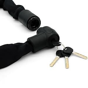 Nahaufnahme des schwarzen Fahrradschlosses Massives Sicherheitsschloss "Wladiwostok" mit drei Schlüsseln, die am Schließmechanismus befestigt sind.