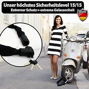 Eine Frau in einem gestreiften Kleid steht neben ihrem Motorroller, der mit dem Massiven Sicherheitsschloss "Wladiwostok" (Sicherheitsstufe 15/15) gesichert ist.