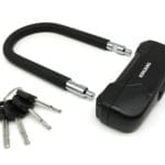 Leichtes Sicherheits-Bügelschloss "Budapest" in Schwarz, inklusive vier Schlüsseln am Metallring, auf weißem Hintergrund.