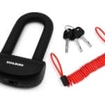 Das Sichere Motorradschloss "Prag" ist ein schwarzes KOHLBURG Bügelschloss mit drei Schlüsseln und einem roten Spiralkabel-Sicherheitsbügel, abgebildet auf weißem Grund.