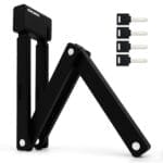 Schwarzes Faltschloss "Catania" mit vier silbernen Schlüsseln auf weißem Hintergrund.